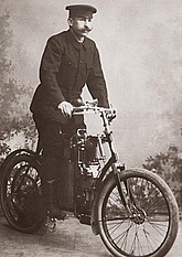 Josef Seidel na motocyklu. 