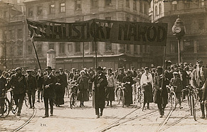 Neznámý autor: Čelo prvomájového průvodu v Praze na Můstku, 1. 5. 1918